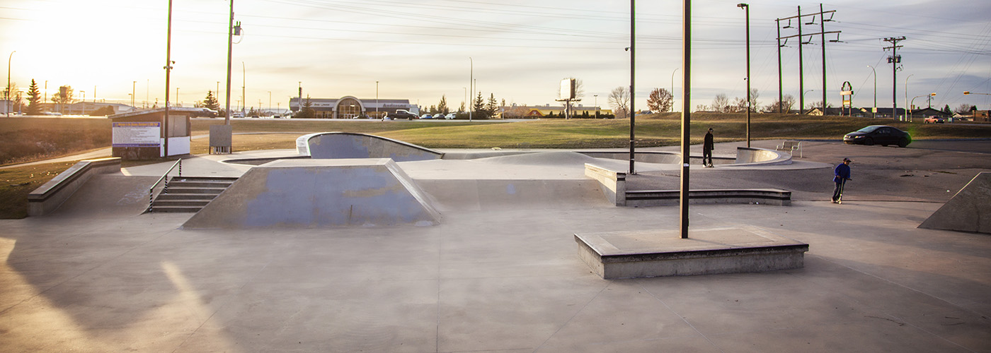 skateboarders on park The Kinsmen Skateboard and BMX Park is located adjacent to Prime Ministers' Park, right beside the Art Hauser Centre. This concrete park is 20,000 square feet and is great for skateboarders and BMXers alike. All participants must obey the park rules. The Park is designed for a variety of skill levels and age groups. There are lights at the park to enjoy during the evening and security cameras. From May to early October there is daily supervision and evening security. The park will be open until 10:00 p.m. daily during the 2021 season.